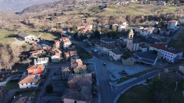 İnsansız hava aracı görüntüleri, Piacenza eyaletinde yer alan ve çatılarını ve çan kulesini gözler önüne seren resim gibi İtalyan köyü Morfasso 'yu çekiyor.