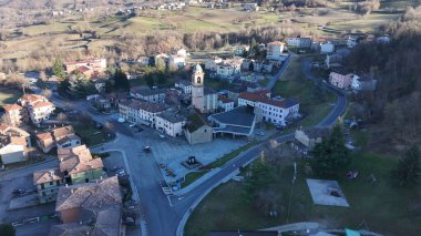 Piacenza eyaletinde yuva yapmış büyüleyici İtalyan köyü Morfasso 'yu keşfedin, tarihi mimarisini ve manzaralı kırsalını sergiliyor.