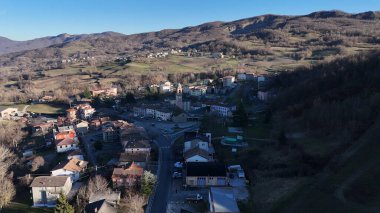 Piacenza eyaletinde yer alan büyüleyici İtalyan köyü Morfasso 'yu keşfedin. Etrafı resimli tepelerle çevrili ve güneş ışığıyla yıkanmış.