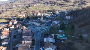 Piacenza eyaletinde yer alan büyüleyici İtalyan köyü Morfasso 'yu keşfedin. Etrafı güzel Apennine etekleri ve tarımsal manzaralarla çevrili.