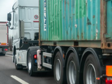 Venedik, A4 otoyolu, İtalya - 25 Şubat 2026 İtalyan A4 karayolu boyunca römorklu ağır yük kamyonları, karayolu taşımacılığının lojistiğini gösteriyor