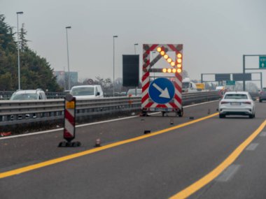 Venedik, A4 otoyolu, İtalya - 25 Şubat 2026 Kehribar ışıkları ve mavi oklu geçici trafik yönetimi işareti İtalya 'daki Autostrada A4' e araçları yönlendiriyor.