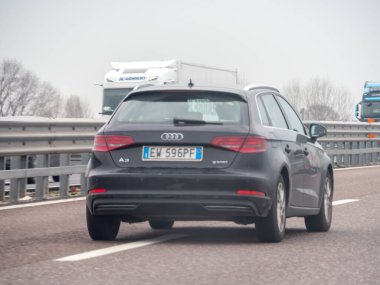 Venedik, A4 otoyolu, İtalya - 25 Şubat 2026 Koyu gri bir Audi A3 g-tron arazi aracı Autostrada A4 boyunca seyahat ediyor.