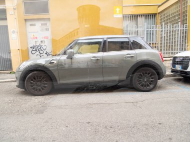 Monticelli D 'Ongina, PC, İtalya - 3 Ekim 2025 işlek bir şehir caddesinde park edilmiş Mini Cooper Clubman hatchback, kentsel hareketlilik ve çağdaş otomotiv tasarımı örneği