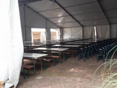 Monticelli D 'Ongina, PC, İtalya - 3 Ekim 2025 Emilia Romagna' daki Sarımsak Festivali, Monticelli d 'Ongina, etkinlik çadırını birçok sandalye ve masa ile hazırlıyor.