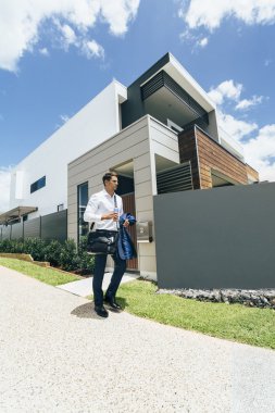 Genç adam onun evden çalışma için yürüyüş