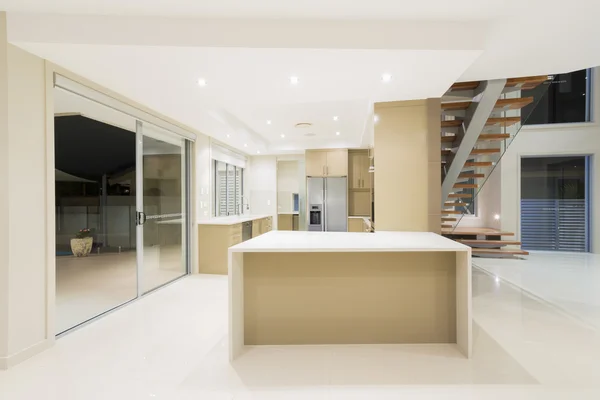 Moderna cocina blanca en una nueva casa de lujo — Foto de Stock