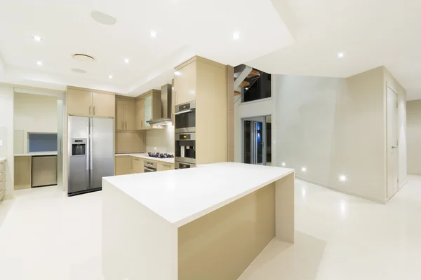 Cuisine blanche moderne dans une nouvelle maison de luxe — Photo