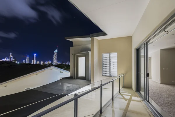 Balkon Außenseite der Villa mit Nachtblick auf die Skyline — Stockfoto