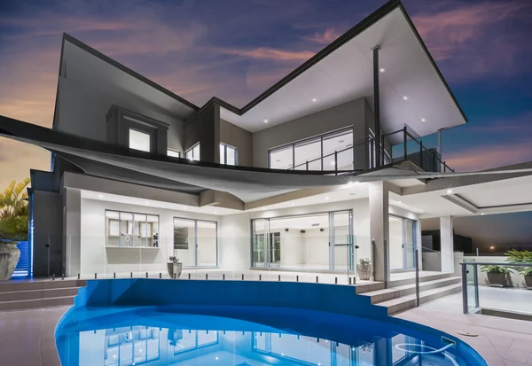 Mansión con piscina y hermoso cielo al atardecer — Foto de Stock