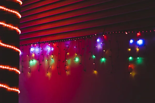 Kerst verlichting op de wand en boom — Stockfoto