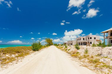 yol boyunca deniz ve terk edilmiş evleri