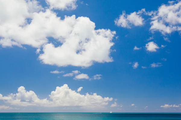 Cielo infinito sobre el mar — Foto de Stock