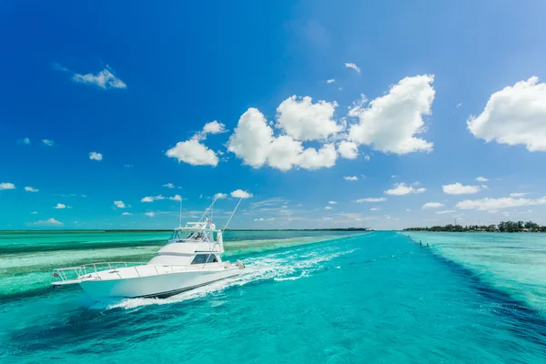 Schöne Jacht in einem Meer — Stockfoto