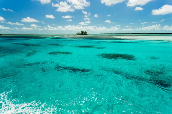 Skyline su una piccola isola nel mare — Foto Stock