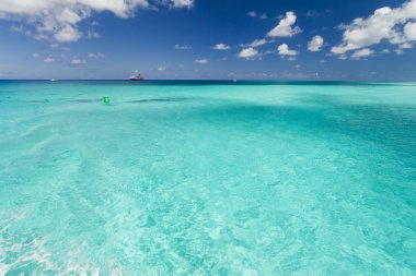 Bir geminin okyanusa görüntü