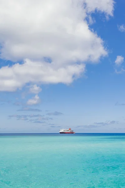 Barco rojo y blanco navegando a través del océano . — Foto de Stock
