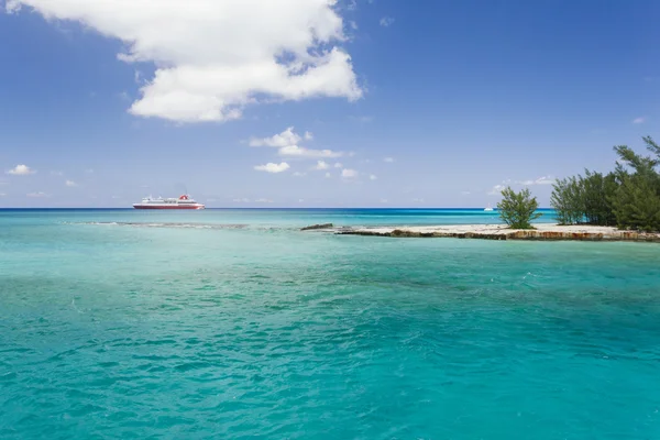 Image of a whithe and red ship near an island — Stock Photo, Image