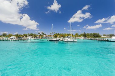 Dock yakınındaki iki yelkenli tekne görüntüsünü.