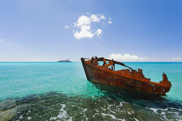 Imagen de un barco oxidado en la playa — Foto de stock gratis