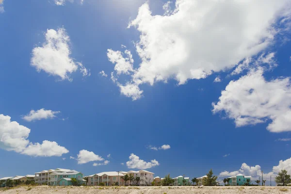 Immagine di case di paese lungo la spiaggia — Foto Stock