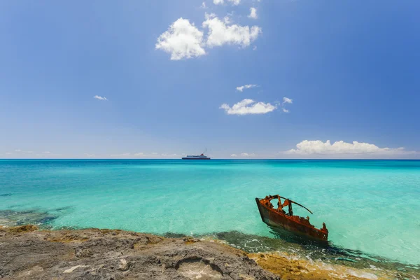 Imagem distante de um navio navegando ao longo da linha costeira . — Fotografia de Stock