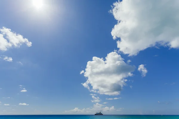 Bild des Schiffssegelns an einem sonnigen Tag — kostenloses Stockfoto