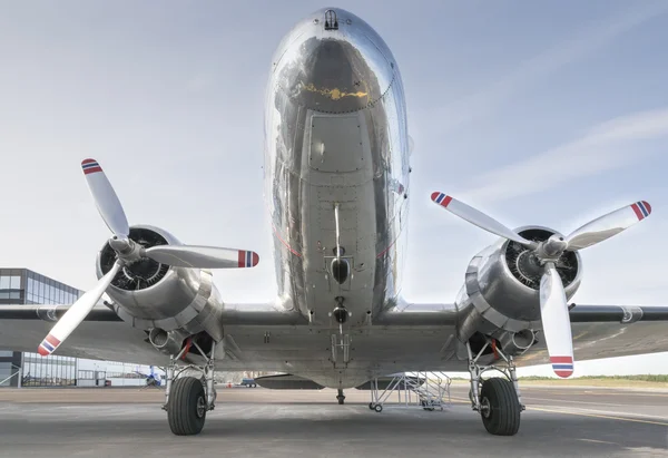 Avião colorido SIlver com bandeiras da Noruega — Fotografia de Stock