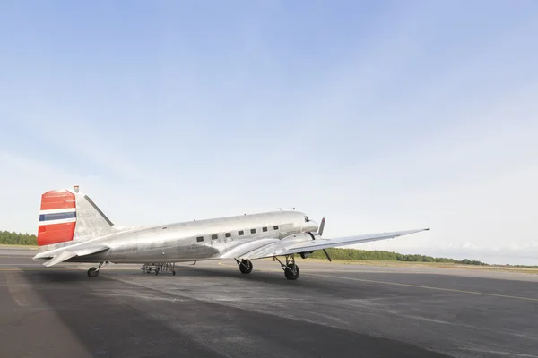 Silver plane parked in an empty lot — Stok fotoğraf