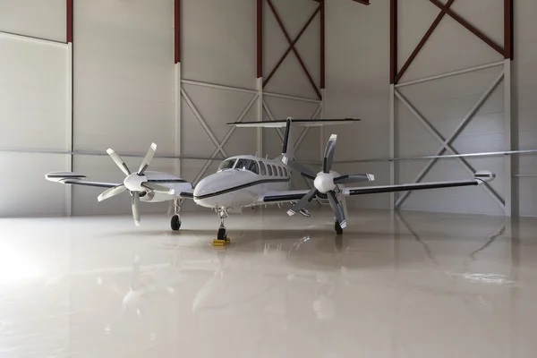 Avião privado com duas hélices — Fotografia de Stock