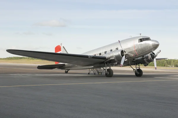 Silver airplane with two propellers — Stockfoto