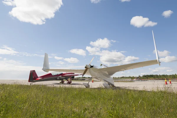 Small airplanes parked in an airport — Stock Photo, Image