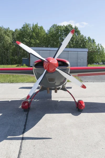 Small aircraft with central propeller — 图库照片