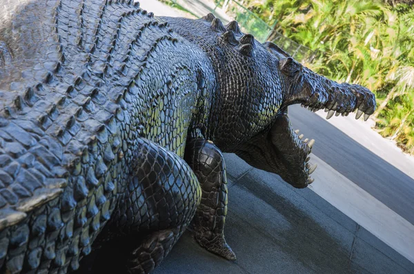 Standbeeld van een enorme krokodil — Stockfoto