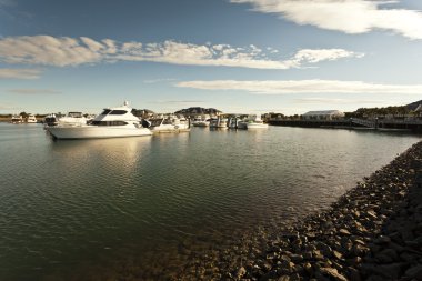 Sahile yakın demirledi tekne