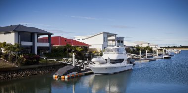 Bir evin önünde güzel yat demirledi