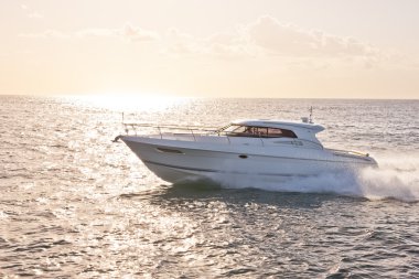 Akşam güneş ışığında okyanusta Motorlu tekne