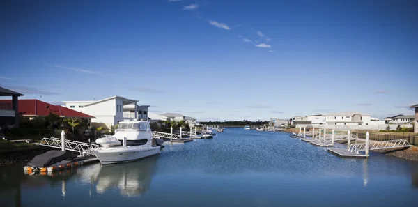 Boat anchored in front of a house — Stock Photo, Image