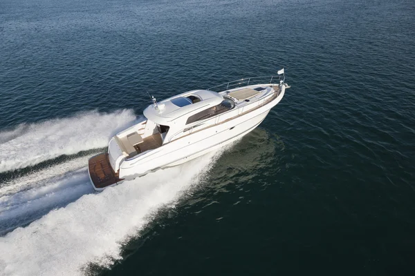 Beau yacht survolant la surface de l'océan — Photo