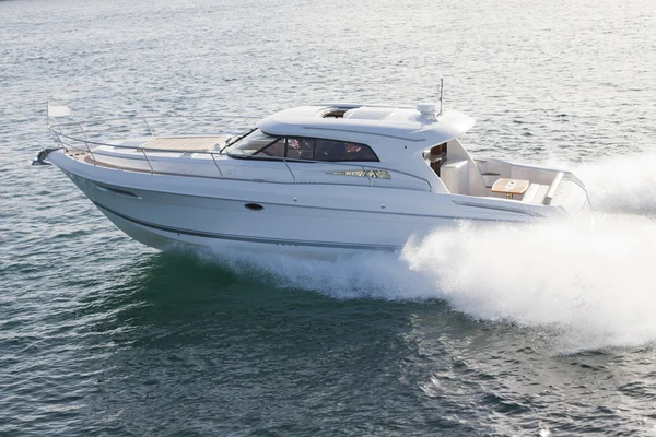 Elegante motorboot varen bij hoge snelheid — Stockfoto