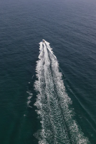 Barcă mică cu motor în mijlocul oceanului — Fotografie de stoc gratuită