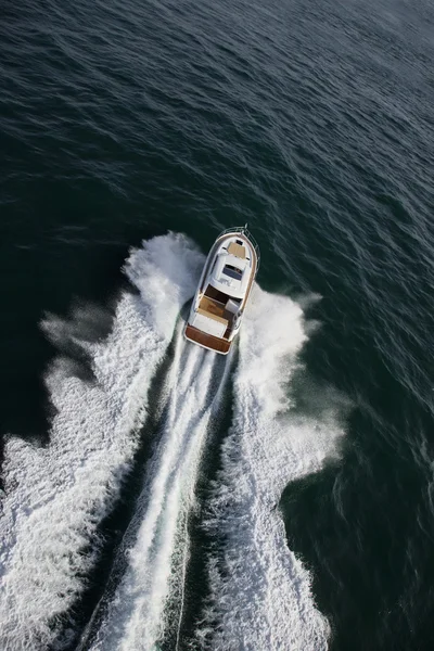 Yacht köra fort i havet — Stockfoto