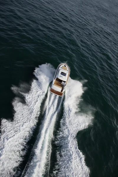 Yacht driving fast in the ocean — Stock Photo, Image