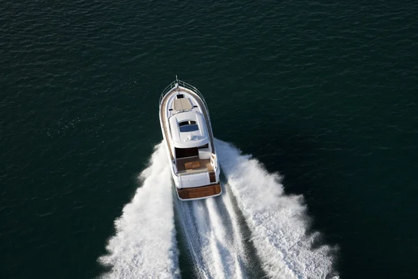 Yacht élégant naviguant dans les eaux profondes — Photo