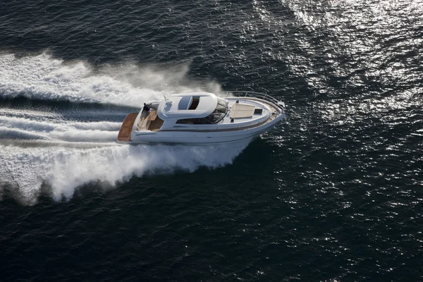 Navegación en barco en el mar — Foto de Stock