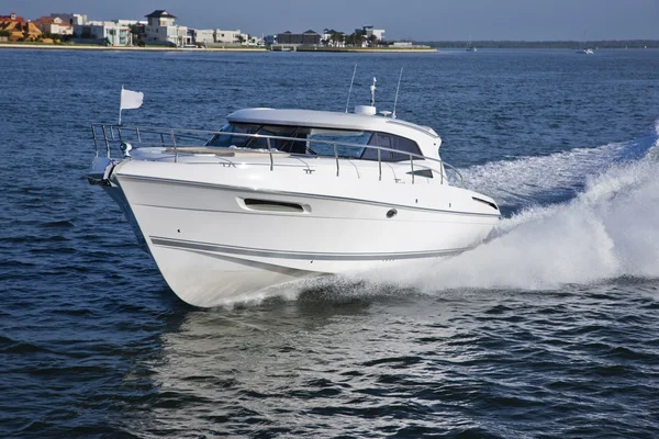 Bateau élégant naviguant devant une côte — Photo