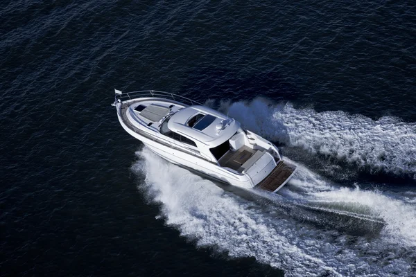 Elegante speedboot zeilen in de zee — Stockfoto