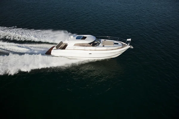 Un bateau à moteur rapide naviguant à travers la mer — Photo