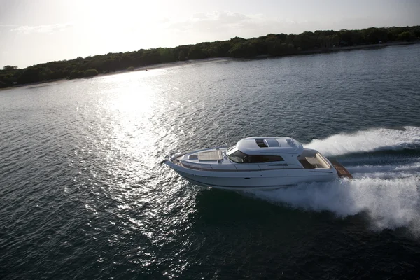 Smal motor boat sailing across the coast — Stock Photo, Image