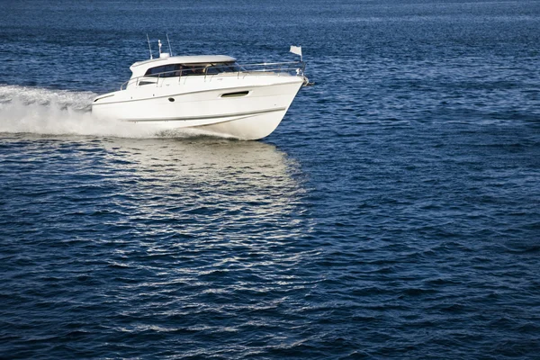 Barco blanco a motor navegando en aguas tranquilas — Foto de Stock